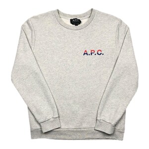 Pode incluir: Um conjunto de três canecas de cerâmica com acabamento fosco e salpicado. As canecas são em tons de creme, cinza claro e cinza escuro. Cada caneca tem um design simples e minimalista, perfeito para café ou chá.