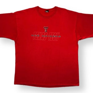 Könnte beinhalten: Rotes T-Shirt mit einer schwarz-weißen Grafik des Texas Tech Red Raiders Logos und dem Text "Texas Tech Red Raiders".