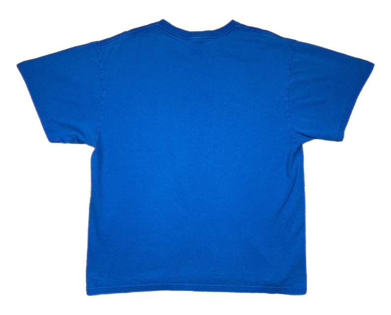 Puede incluir: Una camiseta azul lisa con mangas cortas y cuello redondo. La camiseta es de un tono azul brillante y parece estar hecha de una tela suave, posiblemente algod&oacute;n o una mezcla de algod&oacute;n. Una prenda sencilla para el d&iacute;a a d&iacute;a.