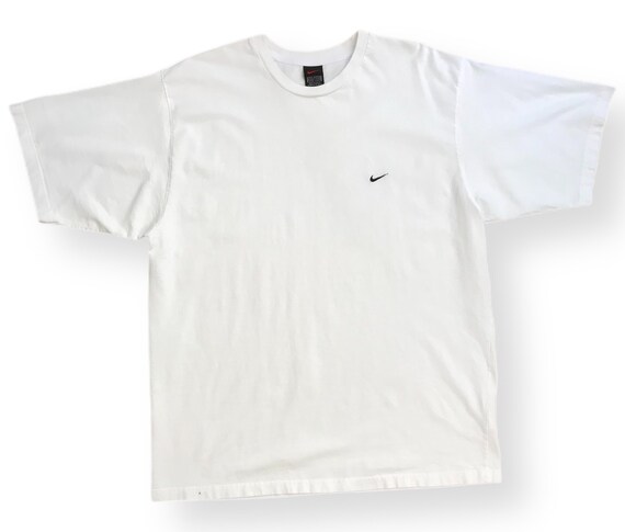 nike small swoosh t shirt 