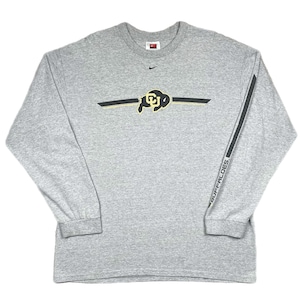 Op de afbeelding: Een set van drie keramische nestkommen in blauwe, groene en witte tinten. De kommen hebben een gespikkelde glazuur en een eenvoudig ontwerp. De grootste kom heeft een diameter van ongeveer 18 cm.