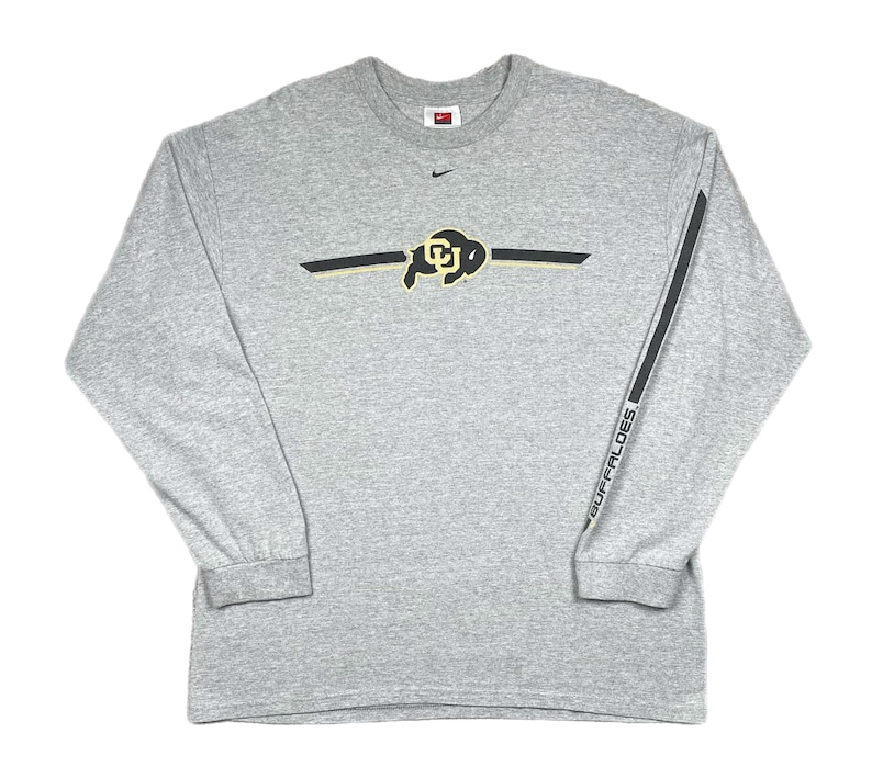 Op de afbeelding: Een set van drie keramische nestkommen in blauwe, groene en witte tinten. De kommen hebben een gespikkelde glazuur en een eenvoudig ontwerp. De grootste kom heeft een diameter van ongeveer 18 cm.