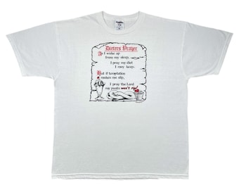 Könnte beinhalten: Weißes T-Shirt mit dem Text "Dieters Prayer" in Rot und Schwarz. Der Text ist wie eine Schriftrolle gestaltet. Das Shirt zeigt auch Illustrationen von Eisbechern, Donuts und einem kleinen Dessert.