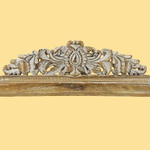 Frontone in legno intagliato a mano in stile vintage con motivo floreale astratto.