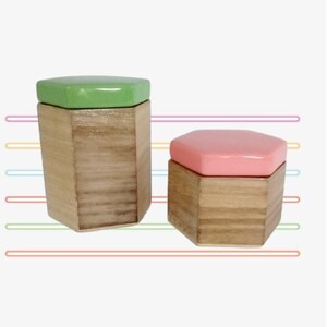 Contenitori in legno a forma di ottagono anni '80 con coperchi in ceramica, set di due (2) / Contenitori per la conservazione contemporanei, decorazioni da tavolo