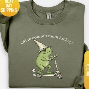 Mamma Groda Tröja Off to Commit Mamma Foolery Crewneck Rolig Groda Scooter Gåva till Mamma Graviditetsmeddelande Tröja Rolig Mamma Tröja