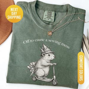 Maglietta divertente da cucito, Maglietta "Vado in camera da cucito", Regalo per quilter, Regalo per sarta, Maglietta per amante del cucito, Amante dei tessuti, Maglietta da donna