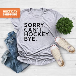Camiseta &quot;Desculpe, não posso dizer adeus ao hóquei&quot;, presente para jogador de hóquei, camiseta de time esportivo, camiseta de hóquei no gelo, presente para amantes de hóquei, camiseta esportiva de hóquei, camiseta de treinador de hóquei