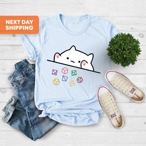 Camiseta de gato lanzando dados, Dungeon Master, RPG de mesa, divertida, Bongo Cat Dice, regalo para amantes de los gatos, juegos de mesa imagen 2