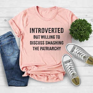 Chemise introvertie mais disposée à discuter de l&#39;écrasement du patriarcat, chemise féministe, chemise droits des femmes, boutiques appartenant à des noirs, chemise égalité