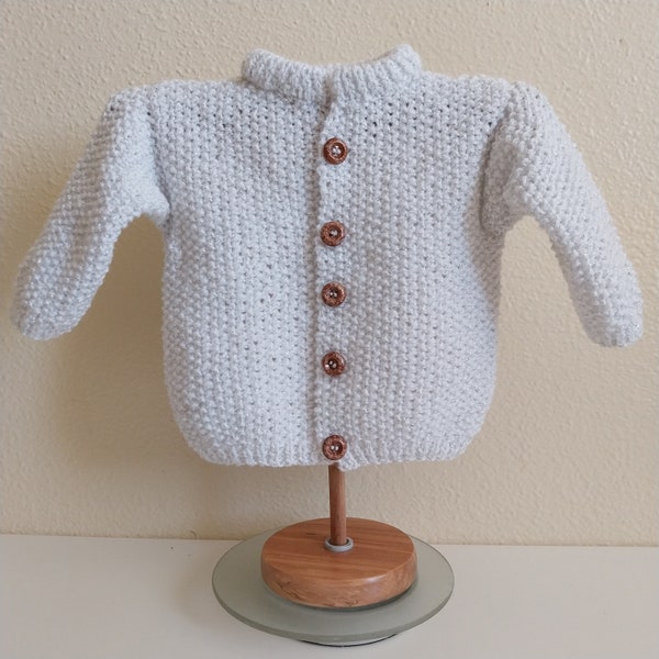 Gilet, gris avec fils dorés, pour bébé de 6 mois. Tricoté mains.