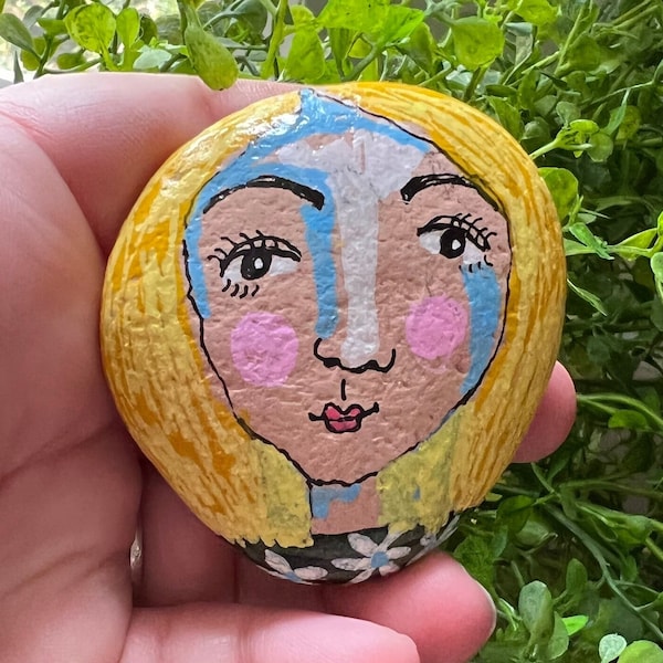 Art fantaisiste, Peinture originale, Portrait de visage féminin sur pierre, cheveux jaunes blonds, « Emma Adele », 2,25 pouces Painted Rock