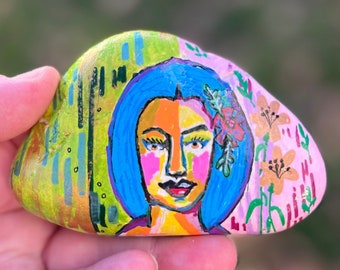 Arte rupestre pintado a mano: Retrato en piedra, "Tracy" (10 cm)