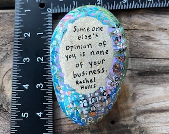 Empowering Rachel Hollis Quote Rock - Arte pintado a mano sobre piedra de 4,5 pulgadas