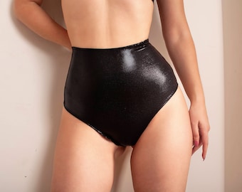 Peut inclure: Culotte de maillot de bain noire taille haute avec une finition texturée et brillante. Le bas a une coupe haute et un design élégant et moulant. Le maillot de bain est probablement fait d'une matière extensible.