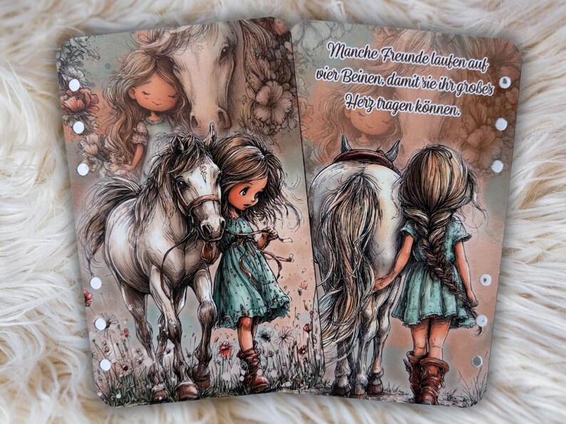 Pu&ograve; includere: Due pagine illustrate con una ragazza e un cavallo. La ragazza indossa un vestito verde acqua e stivali marroni. Il cavallo &egrave; bianco con una briglia marrone. Il testo in tedesco recita: "Alcuni amici camminano su quattro zampe per poter portare il loro grande cuore."