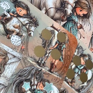 Pu&ograve; includere: Un collage di illustrazioni con bambini e cavalli. Un'immagine mostra un bambino che cavalca un cavallo su un salto con dadi fluttuanti nelle vicinanze. Altre immagini mostrano bambini che interagiscono con cavalli, con note musicali e stelle.