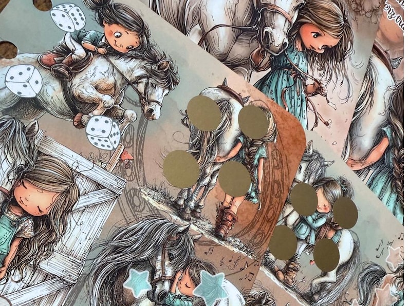 Pu&ograve; includere: Un collage di illustrazioni con bambini e cavalli. Un'immagine mostra un bambino che cavalca un cavallo su un salto con dadi fluttuanti nelle vicinanze. Altre immagini mostrano bambini che interagiscono con cavalli, con note musicali e stelle.
