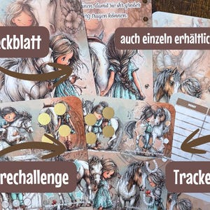 Pu&ograve; includere: Un set di carte illustrate con ragazze e cavalli. Le carte presentano una palette di colori tenui e didascalie in tedesco come "Deckblatt", "Jahrechallenge" e "Tracker". Le illustrazioni sono in stile fiabesco.