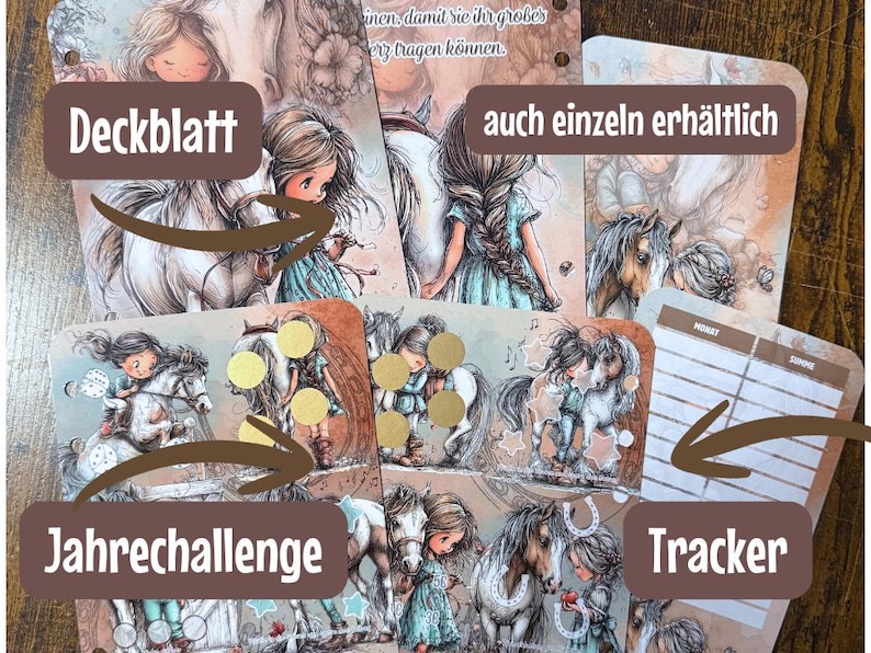 Pu&ograve; includere: Un set di carte illustrate con ragazze e cavalli. Le carte presentano una palette di colori tenui e didascalie in tedesco come "Deckblatt", "Jahrechallenge" e "Tracker". Le illustrazioni sono in stile fiabesco.