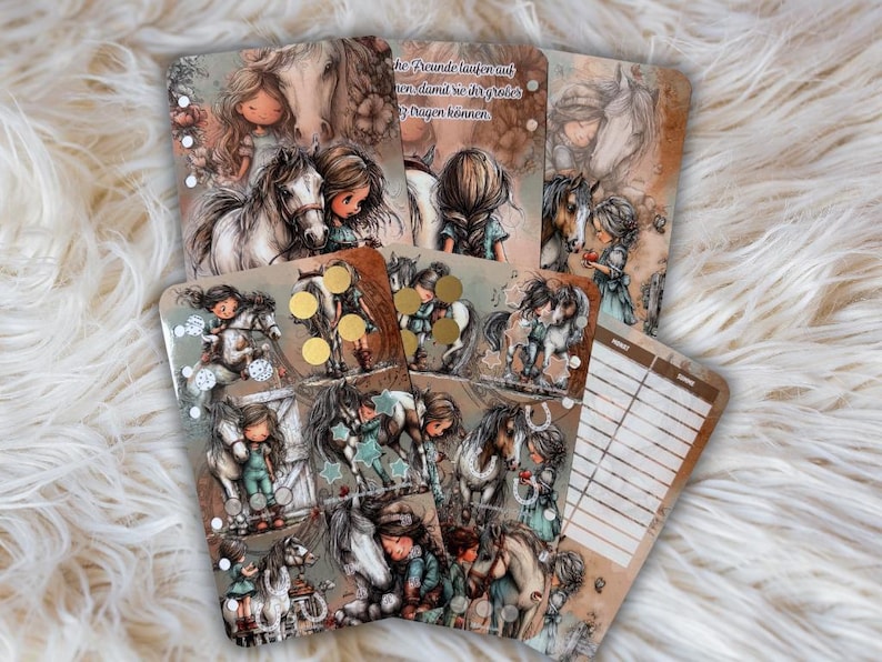 Pu&ograve; includere: Una collezione di carte illustrate con ragazze e cavalli. Le carte sono in stile acquerello, con colori tenui e disegni dettagliati. Alcune carte hanno dettagli in lamina d'oro e testo in tedesco.