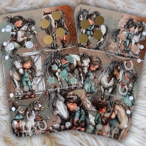 Pu&ograve; includere: Due biglietti illustrati con ragazze e cavalli. Le carte hanno un'estetica vintage con colori tenui e dettagli in lamina d'oro. Ogni biglietto raffigura varie scene di ragazze che interagiscono con i cavalli.
