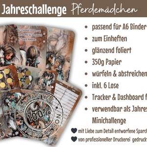 Pu&ograve; includere: Un set di carte illustrate con ragazze e cavalli, con il testo "Jahreschallenge Pferdem&auml;dchen". Le carte hanno un'estetica vintage e includono un tracker e una dashboard. Il set &egrave; progettato per raccoglitori A6.