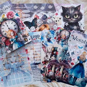 Könnte beinhalten: Eine Sammlung bedruckter Planer-Einlagen mit Alice im Wunderland-Motiven. Die Designs zeigen Illustrationen eines Mädchens im blauen Kleid, einer Cheshire-Katze, eines Kaninchens, Pilzen, Uhren und Spielkarten mit dem Schriftzug WUNDERLAND.