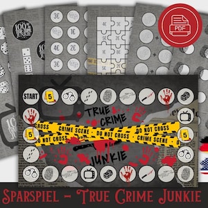 Könnte beinhalten: Ein Brettspiel namens "True Crime Junkie" mit einem schwarz-weißen Zeitungs-Hintergrund. Das Spielbrett zeigt einen Fernsehbildschirm mit gelbem und schwarzem Absperrband. Das Spiel beinhaltet Würfel, Spielfiguren und Karten. Das Spiel ist für Erwachsene konzipiert und eine lustige Möglichkeit, etwas über wahre Verbrechen zu lernen.