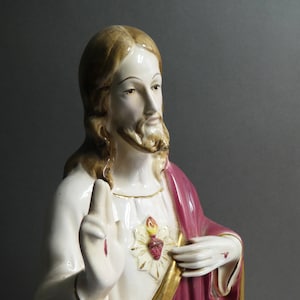 Porcelana szkliwiona Jezus Najświętsze Serce z podpisem religijna statua, ręcznie malowana figurka Chrystusa z otwartymi ramionami z lat 60., polichromowany Jezus 20&#39;&#39;