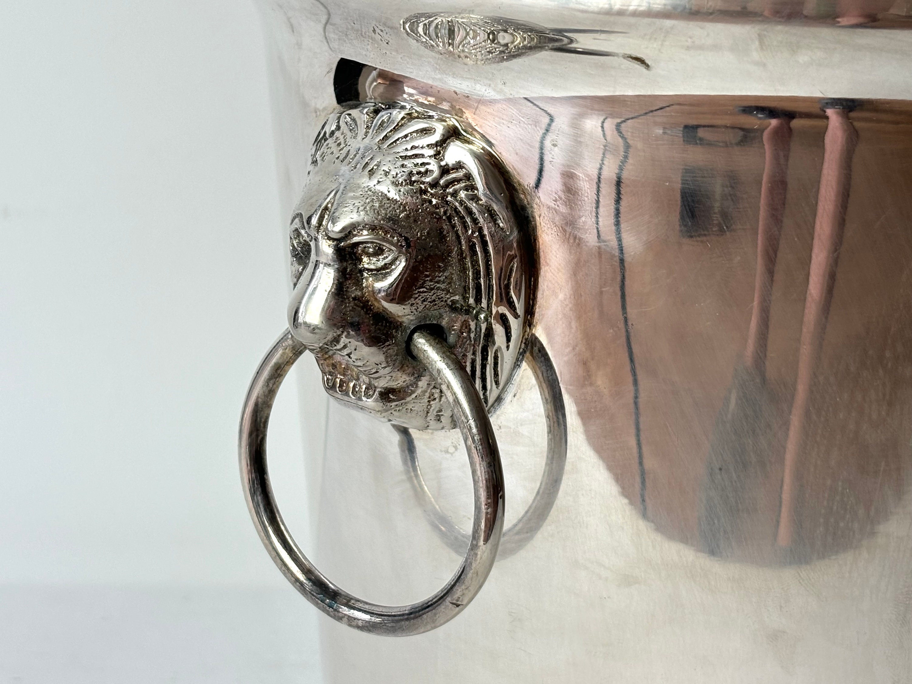 Ancien Seau à Champagne en métal Argenté Poignées Tête de Lion - Arts de la table