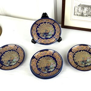 Ensemble rare de six petits taous marocains, plats en porcelaine vintage, assiettes anciennes bleues et dorées avec paons