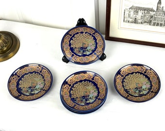 Seltenes Set aus sechs kleinen marokkanischen Taous, Vintage-Porzellan-Geschirr, blaue und goldene alte Teller mit Pfauen