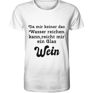 Könnte beinhalten: Weißes T-Shirt mit schwarzem Text, der "Da mir keiner das Wasser reichen kann, reicht mir ein Glas Wein" lautet.