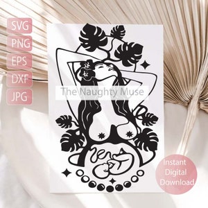 Puede incluir: Ilustración en blanco y negro de una mujer con el pelo largo, con los brazos levantados por encima de la cabeza, con un bebé en su vientre. La mujer está rodeada de hojas tropicales y estrellas. El texto "The Naughty Muse" está debajo de la mujer.