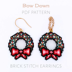 Patrón de pendientes navideños con cuentas en forma de corona - adorno festivo con punto ladrillo y lazo rojo (descarga en PDF)