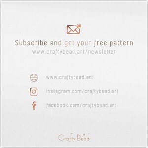 Pu&ograve; includere: Una grafica rosa e bianca con il testo "Subscribe and get your free pattern www.craftybead.art/newsletter". Sotto il testo ci sono icone per un sito web, Instagram e Facebook, con i relativi URL: www.craftybead.art, instagram.com/craftybead.art e facebook.com/craftybead.art. La grafica include anche il testo "Crafty Bead" in un font rosa e bianco.