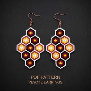 Patrón de pendientes geométricos de punto peyote con diseño de panal: hexágonos inspirados en la naturaleza en un dulce tono marrón dorado (descarga en PDF)