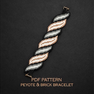 Op de afbeelding: Een kralenarmband met een gedraaid touwontwerp met afwisselende secties van metallic zilveren, matzwarte en koperkleurige kralen. De armband heeft goudkleurige metalen eindstukken. De tekst luidt: PDF PATTERN PEYOTE & BRICK BRACELET.