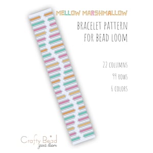 Könnte beinhalten: Ein farbenfrohes Armbandmuster für einen Perlenwebrahmen, mit einem Design aus rosa, grünen und orangefarbenen Streifen auf weißem Hintergrund. Der Text lautet "Mellow Marshmallow" und "Bracelet Pattern for Bead Loom". Es enthält Details: 22 Spalten, 99 Reihen und 6 Farben.