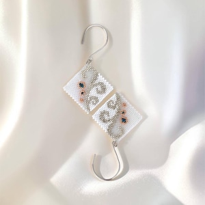 Peyote earrings pattern – floral kite shape white & silver square wedding jewelry / PDF pattern