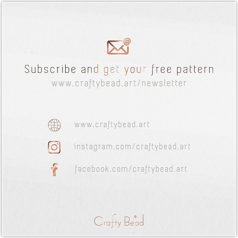 Op de afbeelding: Een roze en witte afbeelding met de tekst "Subscribe and get your free pattern www.craftybead.art/newsletter". Onder de tekst staan ​​pictogrammen voor een website, Instagram en Facebook, met de bijbehorende URL's: www.craftybead.art, instagram.com/craftybead.art en facebook.com/craftybead.art. De afbeelding bevat ook de tekst "Crafty Bead" in een roze en wit lettertype.
