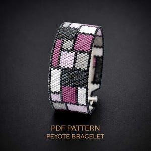 Op de afbeelding: Een brede armband gemaakt van kleine kralen in een geometrisch blokpatroon van zwart, wit, lichtgrijs en mauve. De tekst PDF PATTERN PEYOTE BRACELET staat in lichtoranje onder de armband gedrukt. Het ontwerp heeft een herhalend raster.
