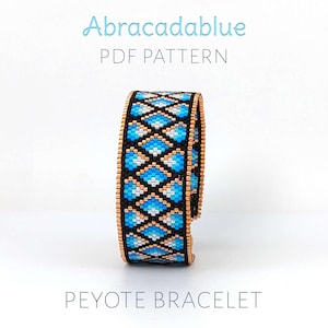 Może przedstawiać: Koralikowa bransoletka Peyote z geometrycznym wzorem w odcieniach niebieskiego, czarnego i złotego. Bransoletka zawiera tekst "Abracadablue PDF PATTERN" i "PEYOTE BRACELET". Bransoletka jest prezentowana na białym tle.