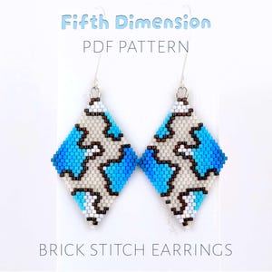 Peut inclure: Boucles d'oreilles en forme de losange avec un motif mosaïque bleu et blanc. Les boucles d'oreilles sont faites de petites perles et ont des crochets argentés. Le texte "Fifth Dimension PDF Pattern" et "Brick Stitch Earrings" est visible.
