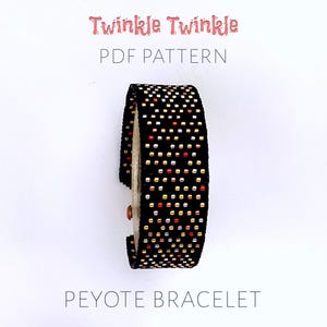 Può includere: Braccialetto peyote nero con un motivo di perline dorate, rosse e bianche. Il braccialetto è un modello PDF. Il testo "Twinkle Twinkle" e "Peyote Bracelet" sono visibili.