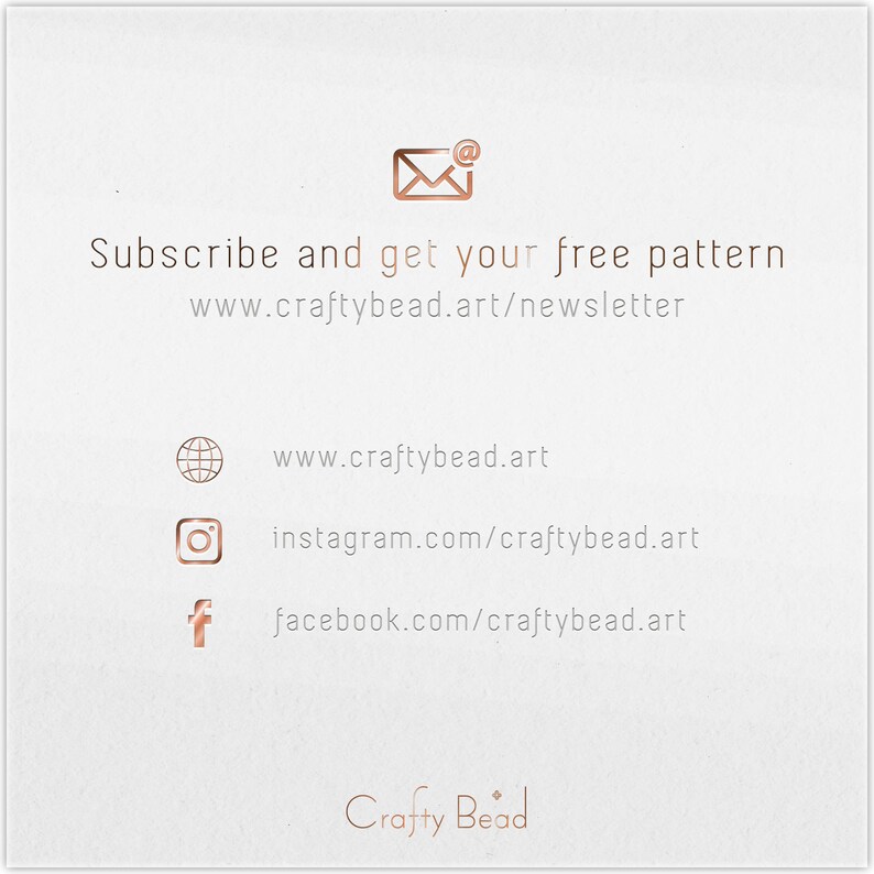 K&ouml;nnte beinhalten: Eine rosa und wei&szlig;e Grafik mit dem Text "Subscribe and get your free pattern www.craftybead.art/newsletter". Unter dem Text befinden sich Symbole f&uuml;r eine Website, Instagram und Facebook mit den entsprechenden URLs: www.craftybead.art, instagram.com/craftybead.art und facebook.com/craftybead.art. Die Grafik enth&auml;lt auch den Text "Crafty Bead" in einer rosa und wei&szlig;en Schriftart.