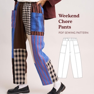 Puede incluir: Pantalones de trabajo patchwork con patrones marrones, azules y cuadros blancos y negros. Los pantalones tienen bolsillos grandes y un ajuste relajado. La imagen incluye el texto "Weekend Chore Pants PDF Sewing Pattern" y un dibujo lineal de los pantalones.