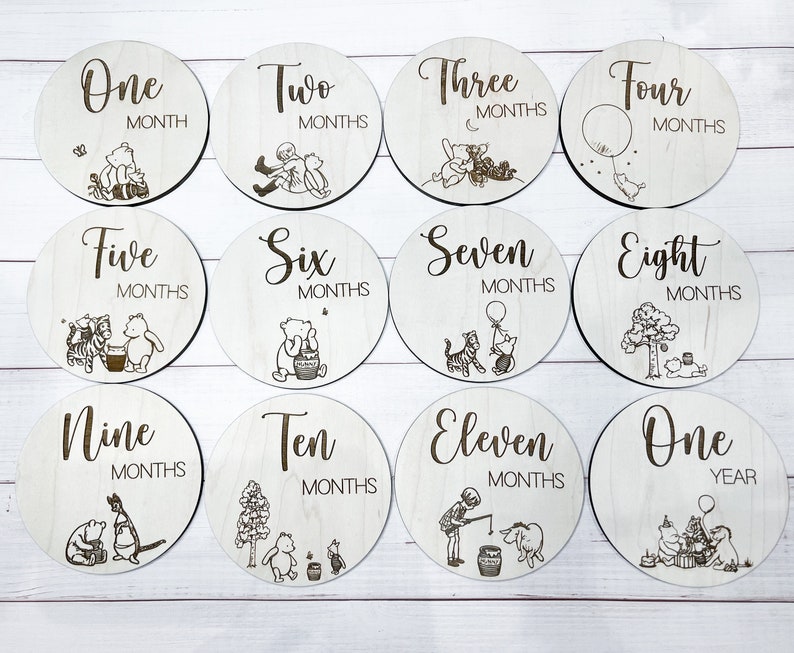 The Pooh Cartelli In Legno Per Tappe Di Crescita Neonato - Set 7 Pezzi Double Face Con Cartello Hello World