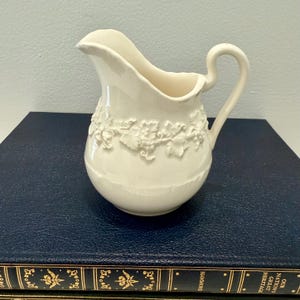 Vintage Wedgwood Etruria & Barlaston Reliëf Queensware Cream Milk Creamer